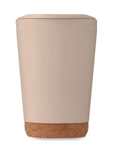 Doppelwandiger Becher aus PP mit Korkboden. Trinköffnung im Deckel aus PS. Füllmenge: