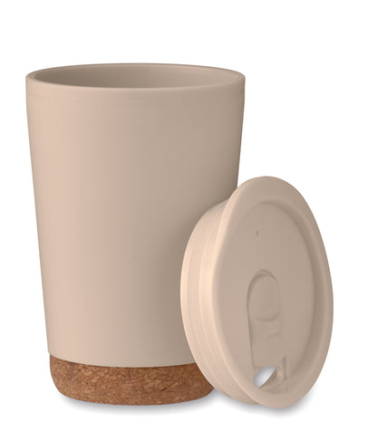 Doppelwandiger Becher aus PP mit Korkboden. Trinköffnung im Deckel aus PS. Füllmenge: