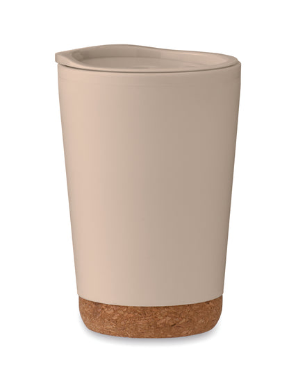 Doppelwandiger Becher aus PP mit Korkboden. Trinköffnung im Deckel aus PS. Füllmenge: