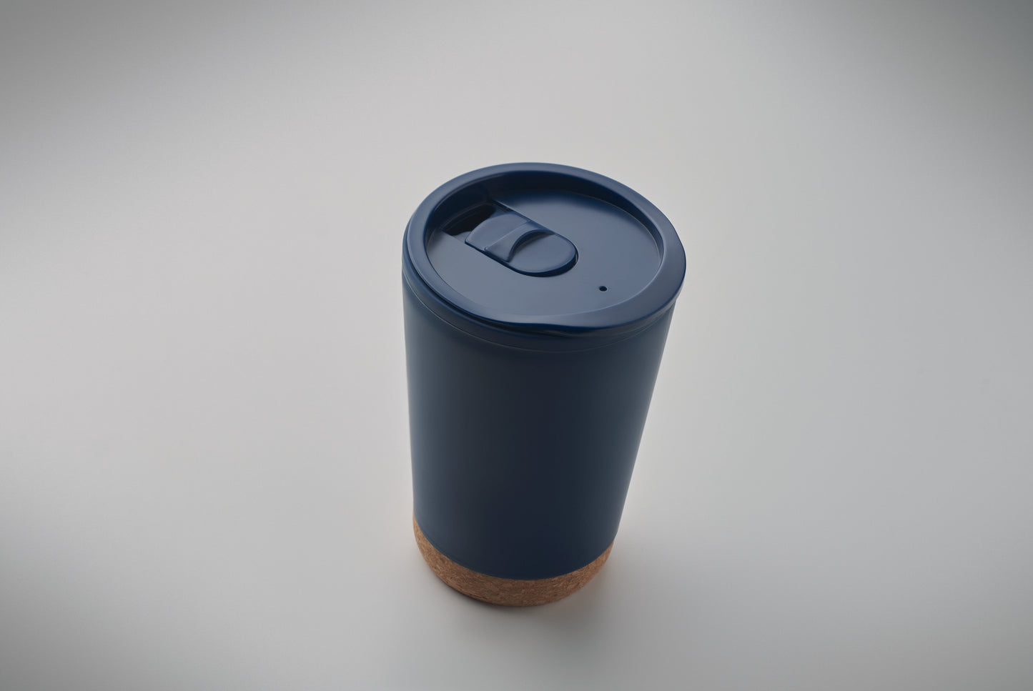 Doppelwandiger Becher aus PP mit Korkboden. Trinköffnung im Deckel aus PS. Füllmenge: