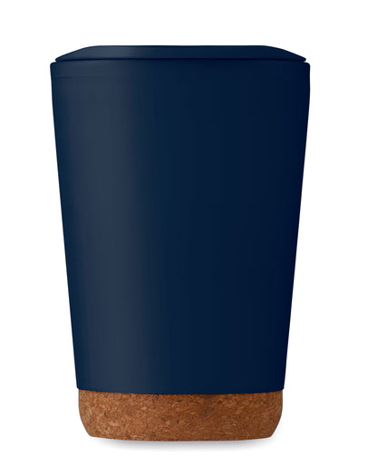 Doppelwandiger Becher aus PP mit Korkboden. Trinköffnung im Deckel aus PS. Füllmenge:
