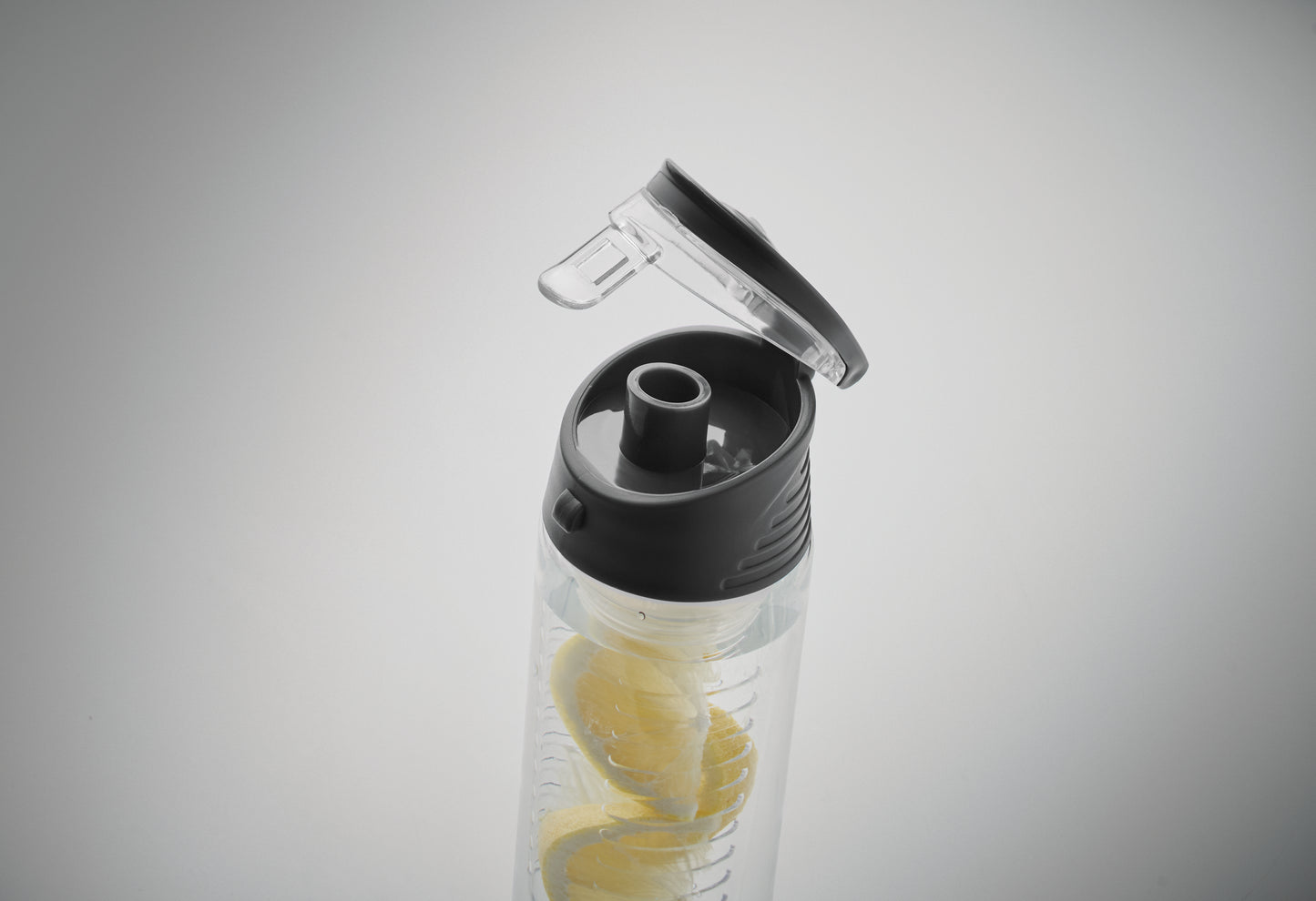 Trinkflasche aus RPET mit entnehmbarem Frucht-Aromafach. Henkel und auslaufsicherer Deckel. Füllmenge: 500