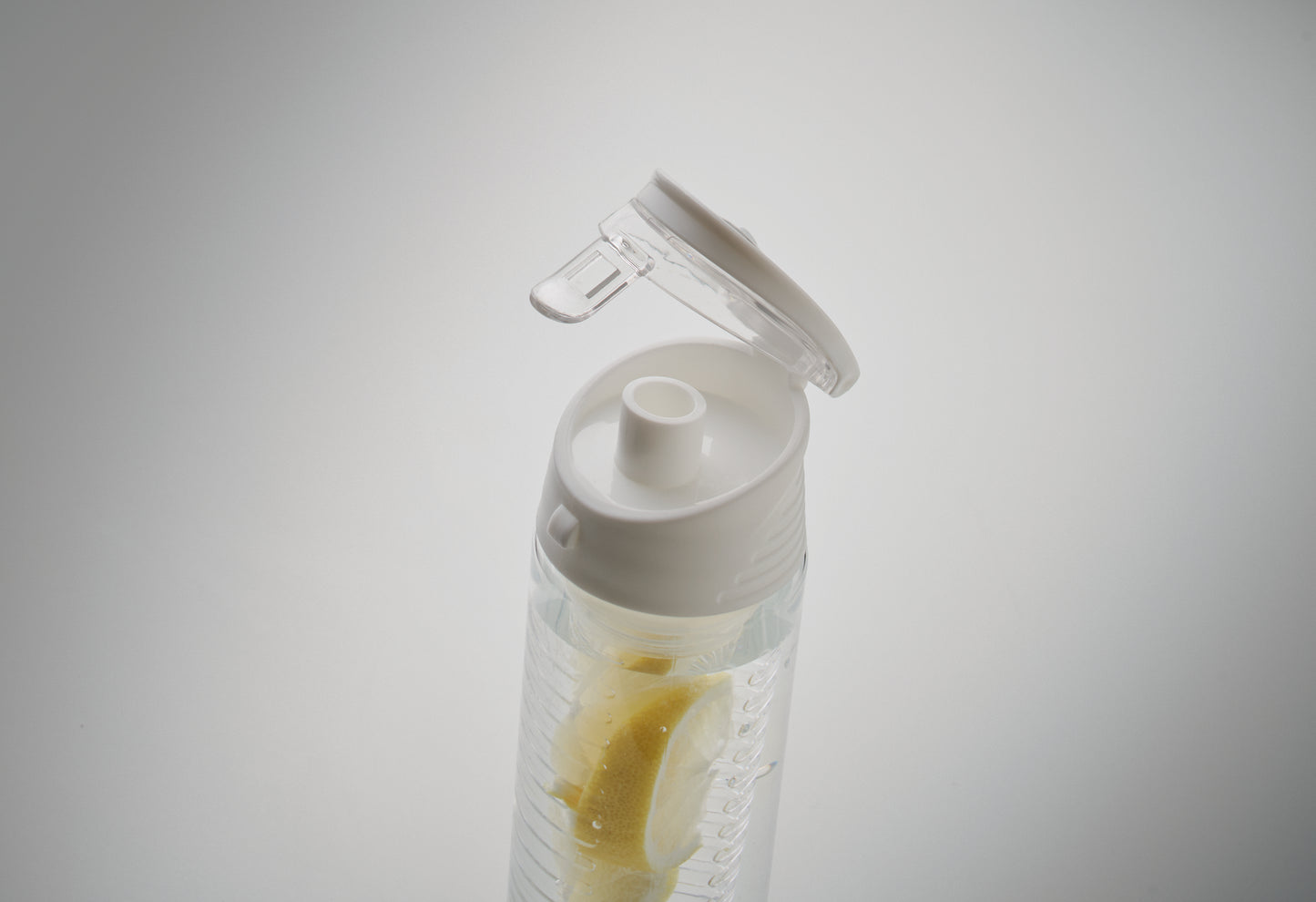 Trinkflasche aus RPET mit entnehmbarem Frucht-Aromafach. Henkel und auslaufsicherer Deckel. Füllmenge: 500