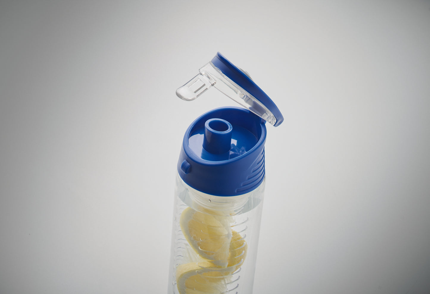 Trinkflasche aus RPET mit entnehmbarem Frucht-Aromafach. Henkel und auslaufsicherer Deckel. Füllmenge: 500