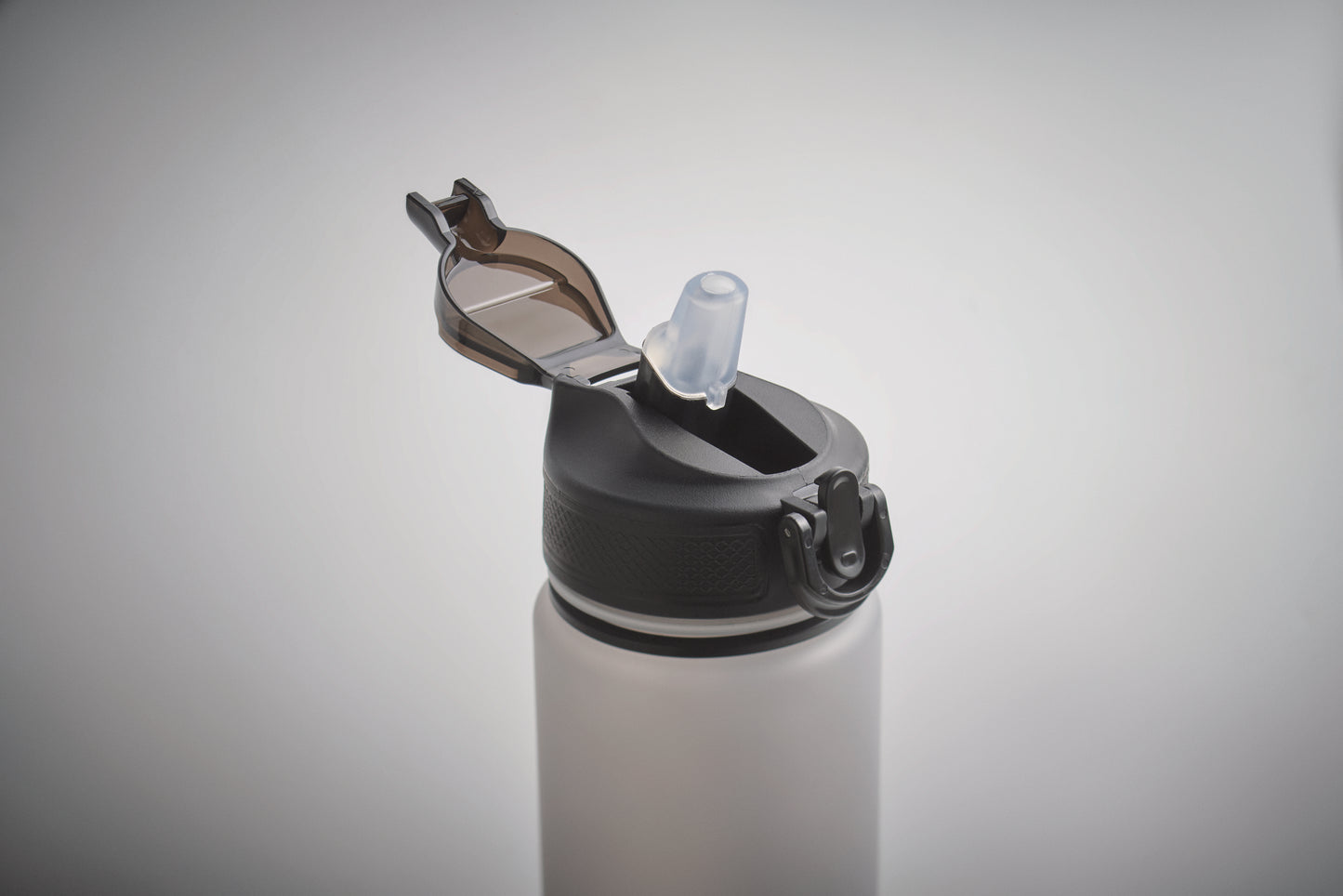 Sport-Trinkflasche aus RPET. Integrierter Trinkhalm weiches Silikonmundstück motivierende Zeitmarkierung einhändig zu öffnender
