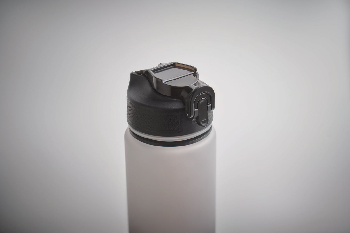 Sport-Trinkflasche aus RPET. Integrierter Trinkhalm weiches Silikonmundstück motivierende Zeitmarkierung einhändig zu öffnender