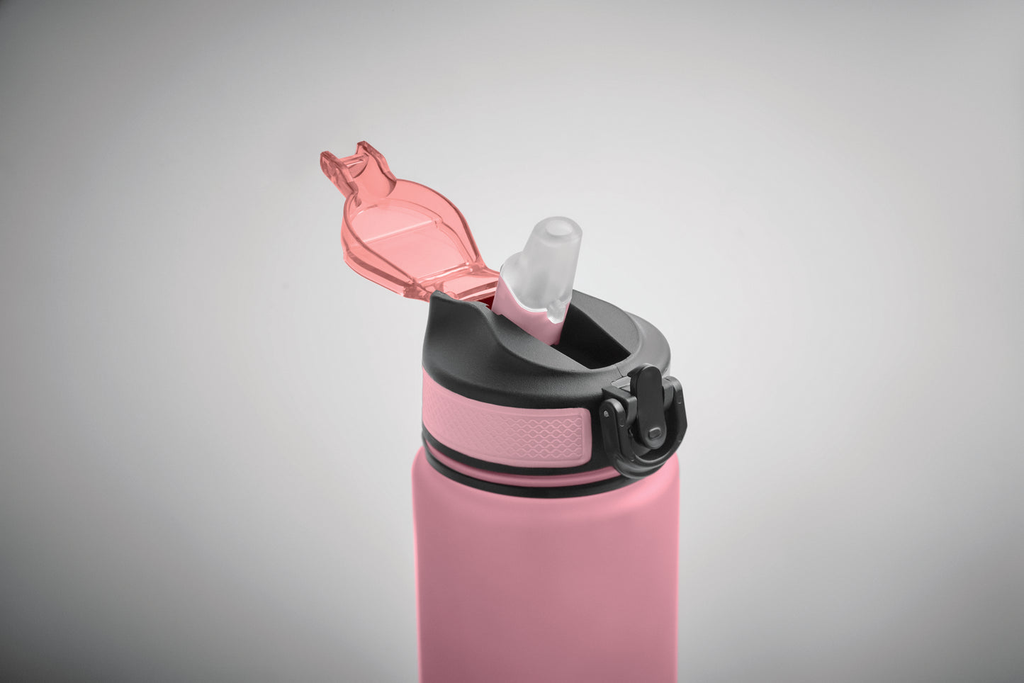 Sport-Trinkflasche aus RPET. Integrierter Trinkhalm weiches Silikonmundstück motivierende Zeitmarkierung einhändig zu öffnender