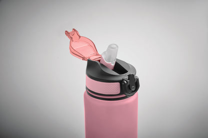 Sport-Trinkflasche aus RPET. Integrierter Trinkhalm weiches Silikonmundstück motivierende Zeitmarkierung einhändig zu öffnender