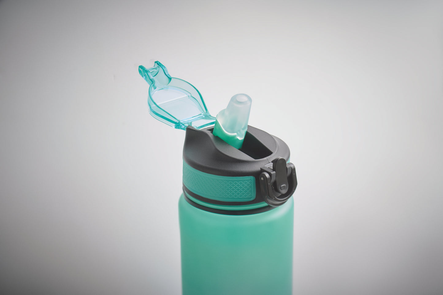 Sport-Trinkflasche aus RPET. Integrierter Trinkhalm weiches Silikonmundstück motivierende Zeitmarkierung einhändig zu öffnender