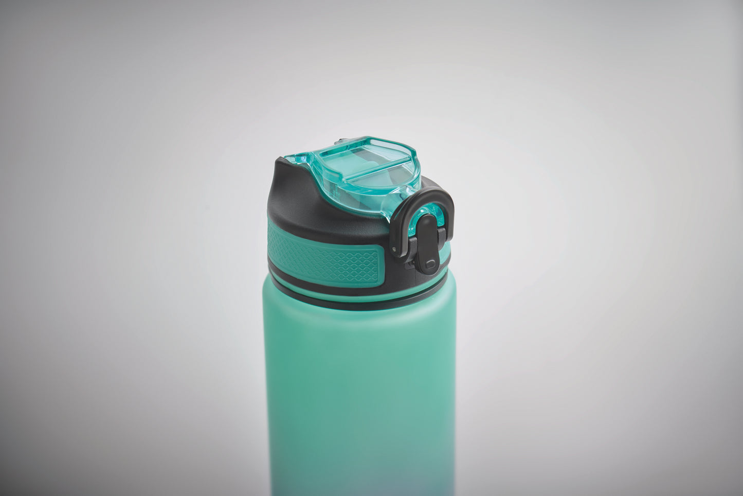 Sport-Trinkflasche aus RPET. Integrierter Trinkhalm weiches Silikonmundstück motivierende Zeitmarkierung einhändig zu öffnender