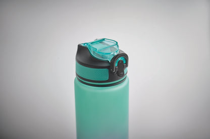 Sport-Trinkflasche aus RPET. Integrierter Trinkhalm weiches Silikonmundstück motivierende Zeitmarkierung einhändig zu öffnender