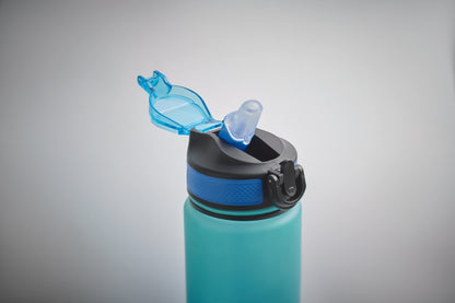 Sport-Trinkflasche aus RPET. Integrierter Trinkhalm weiches Silikonmundstück motivierende Zeitmarkierung einhändig zu öffnender