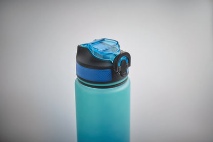 Sport-Trinkflasche aus RPET. Integrierter Trinkhalm weiches Silikonmundstück motivierende Zeitmarkierung einhändig zu öffnender