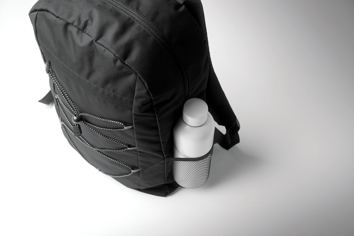 Rucksack mit Schnürung. Fronttasche mit Reißverschluss. Netztaschen auf beiden Seiten. 600D RPET-Polyester.