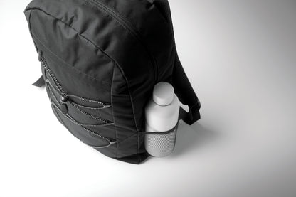 Rucksack mit Schnürung. Fronttasche mit Reißverschluss. Netztaschen auf beiden Seiten. 600D RPET-Polyester.