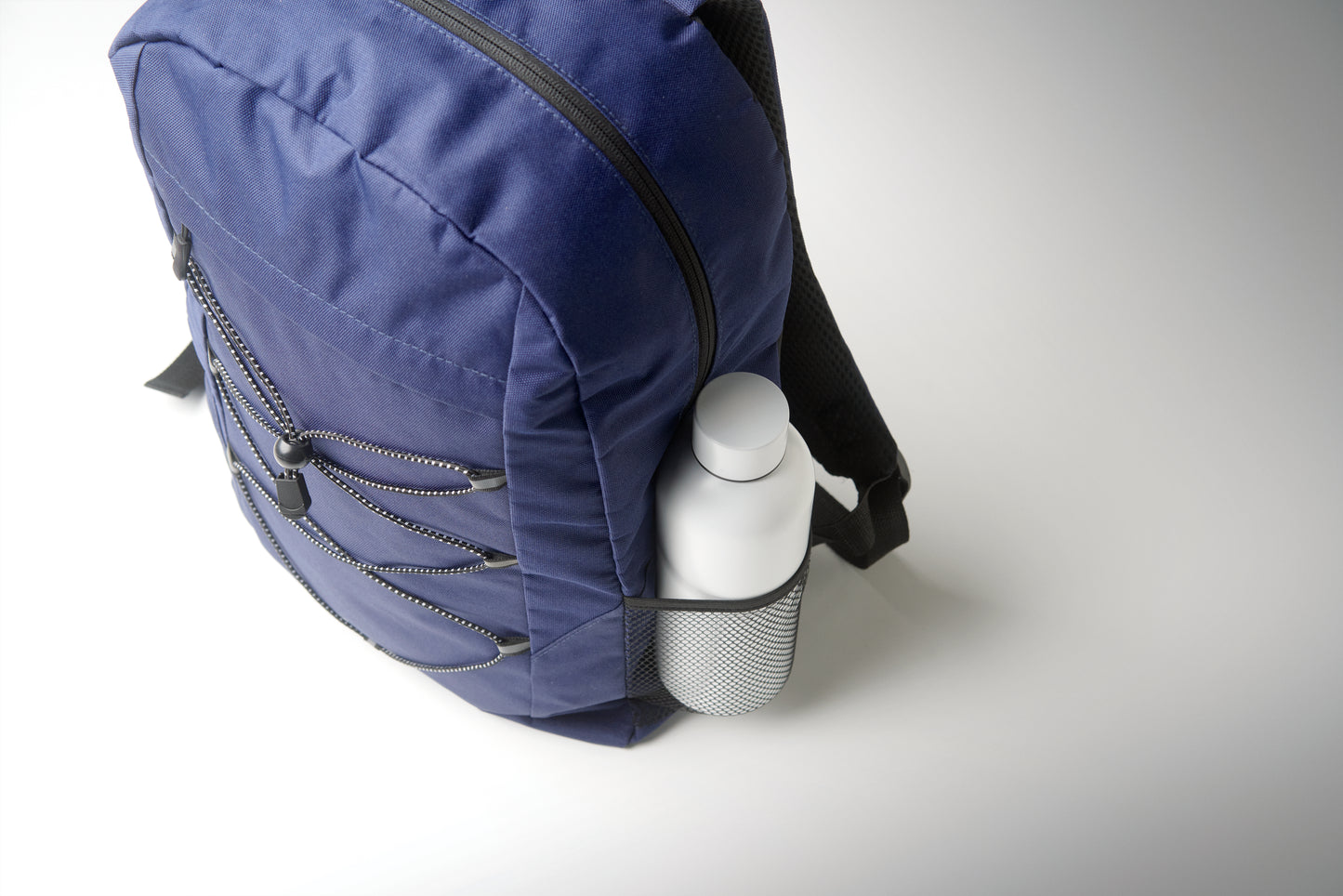 Rucksack mit Schnürung. Fronttasche mit Reißverschluss. Netztaschen auf beiden Seiten. 600D RPET-Polyester.