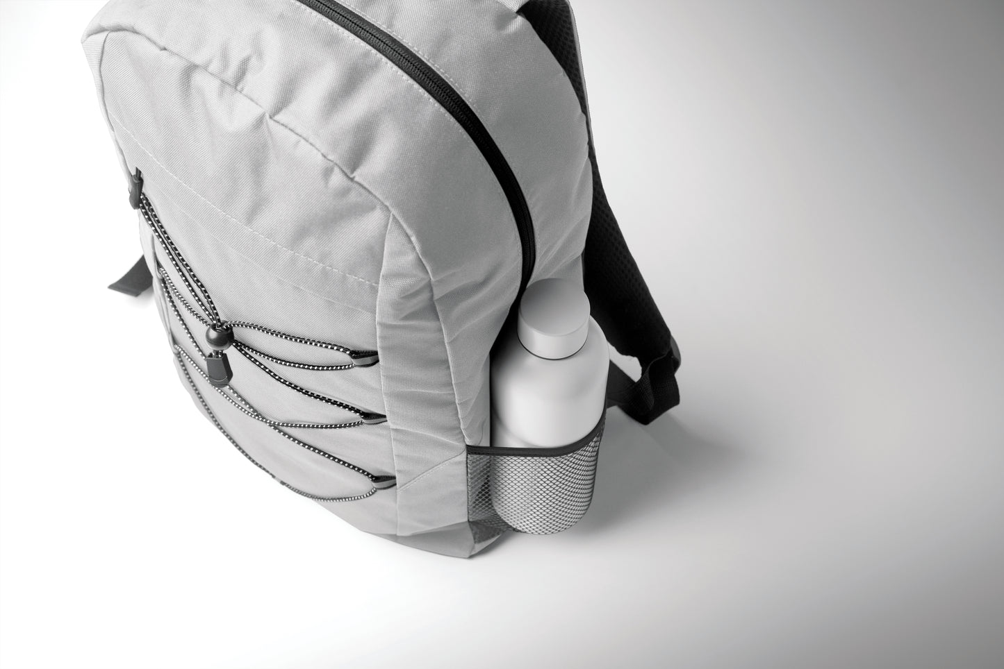 Rucksack mit Schnürung. Fronttasche mit Reißverschluss. Netztaschen auf beiden Seiten. 600D RPET-Polyester.