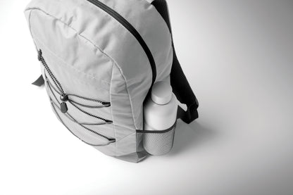 Rucksack mit Schnürung. Fronttasche mit Reißverschluss. Netztaschen auf beiden Seiten. 600D RPET-Polyester.