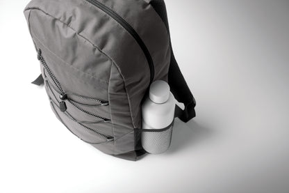 Rucksack mit Schnürung. Fronttasche mit Reißverschluss. Netztaschen auf beiden Seiten. 600D RPET-Polyester.