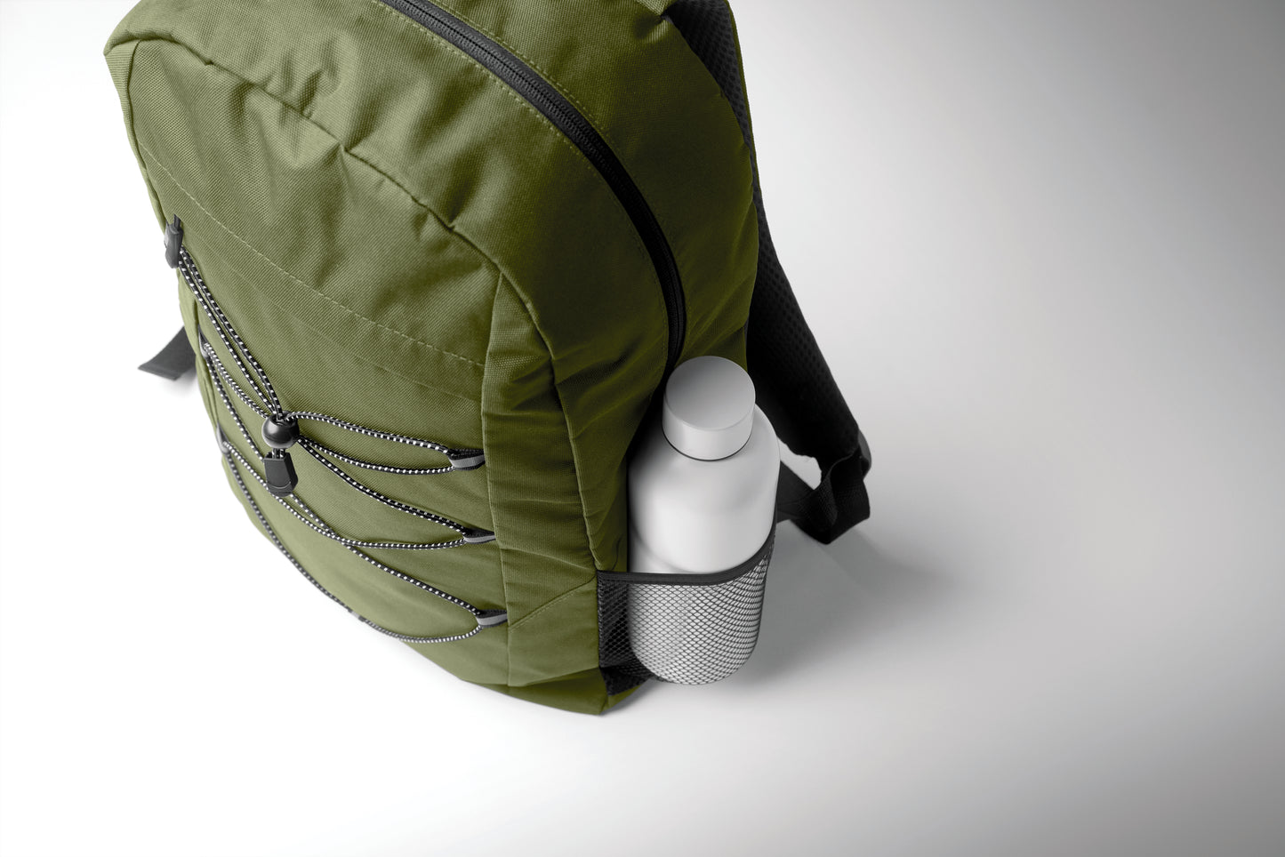 Rucksack mit Schnürung. Fronttasche mit Reißverschluss. Netztaschen auf beiden Seiten. 600D RPET-Polyester.