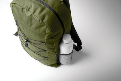 Rucksack mit Schnürung. Fronttasche mit Reißverschluss. Netztaschen auf beiden Seiten. 600D RPET-Polyester.