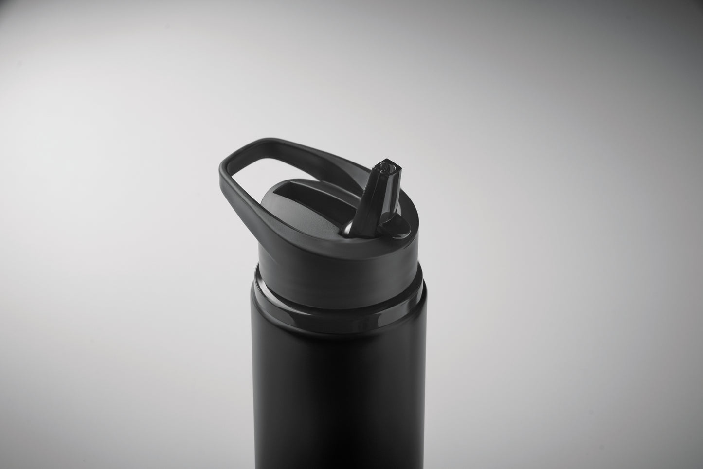 Einwandige Flasche aus recyceltem Edelstahl (90% recycelter Edelstahl und 10% Edelstahl). Klappbares
