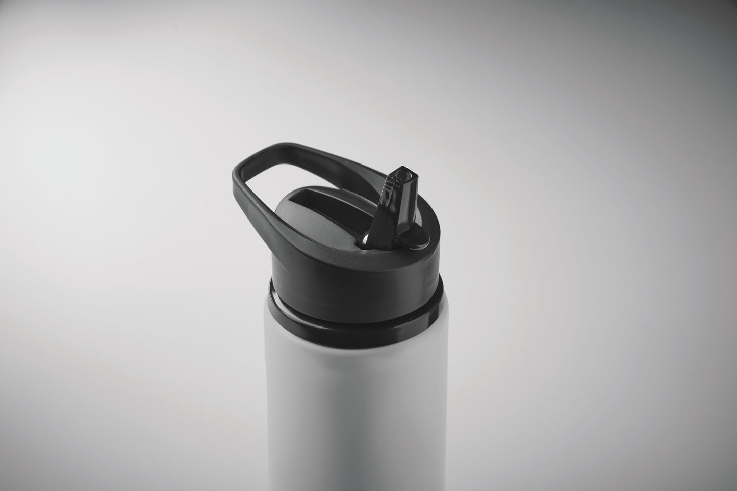 Einwandige Flasche aus recyceltem Edelstahl (90% recycelter Edelstahl und 10% Edelstahl). Klappbares