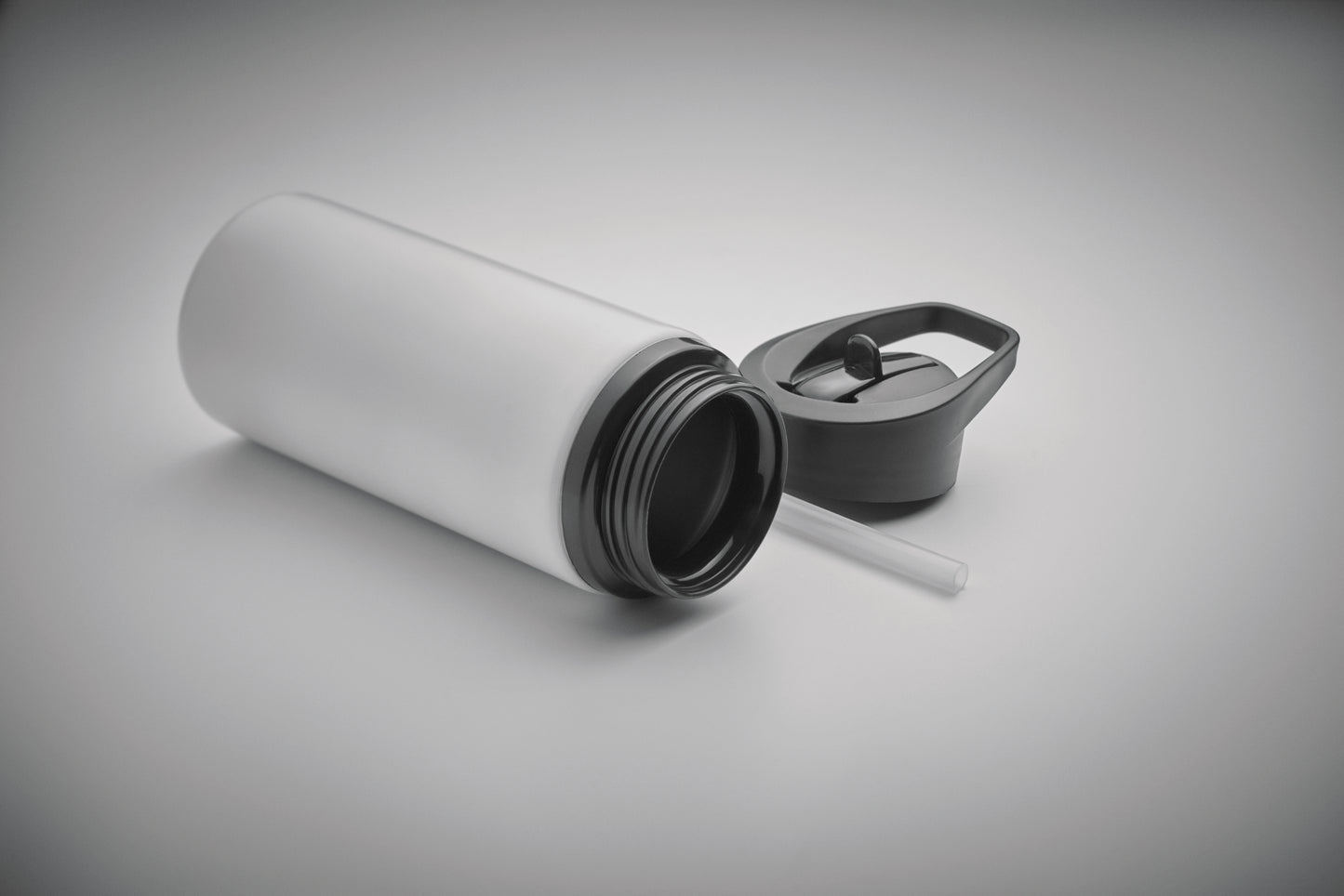 Einwandige Flasche aus recyceltem Edelstahl (90% recycelter Edelstahl und 10% Edelstahl). Klappbares