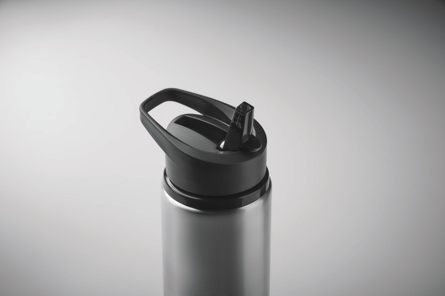 Einwandige Flasche aus recyceltem Edelstahl (90% recycelter Edelstahl und 10% Edelstahl). Klappbares