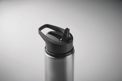 Einwandige Flasche aus recyceltem Edelstahl (90% recycelter Edelstahl und 10% Edelstahl). Klappbares