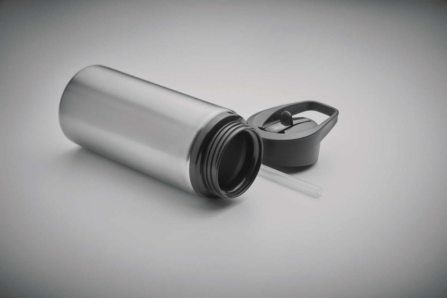 Einwandige Flasche aus recyceltem Edelstahl (90% recycelter Edelstahl und 10% Edelstahl). Klappbares