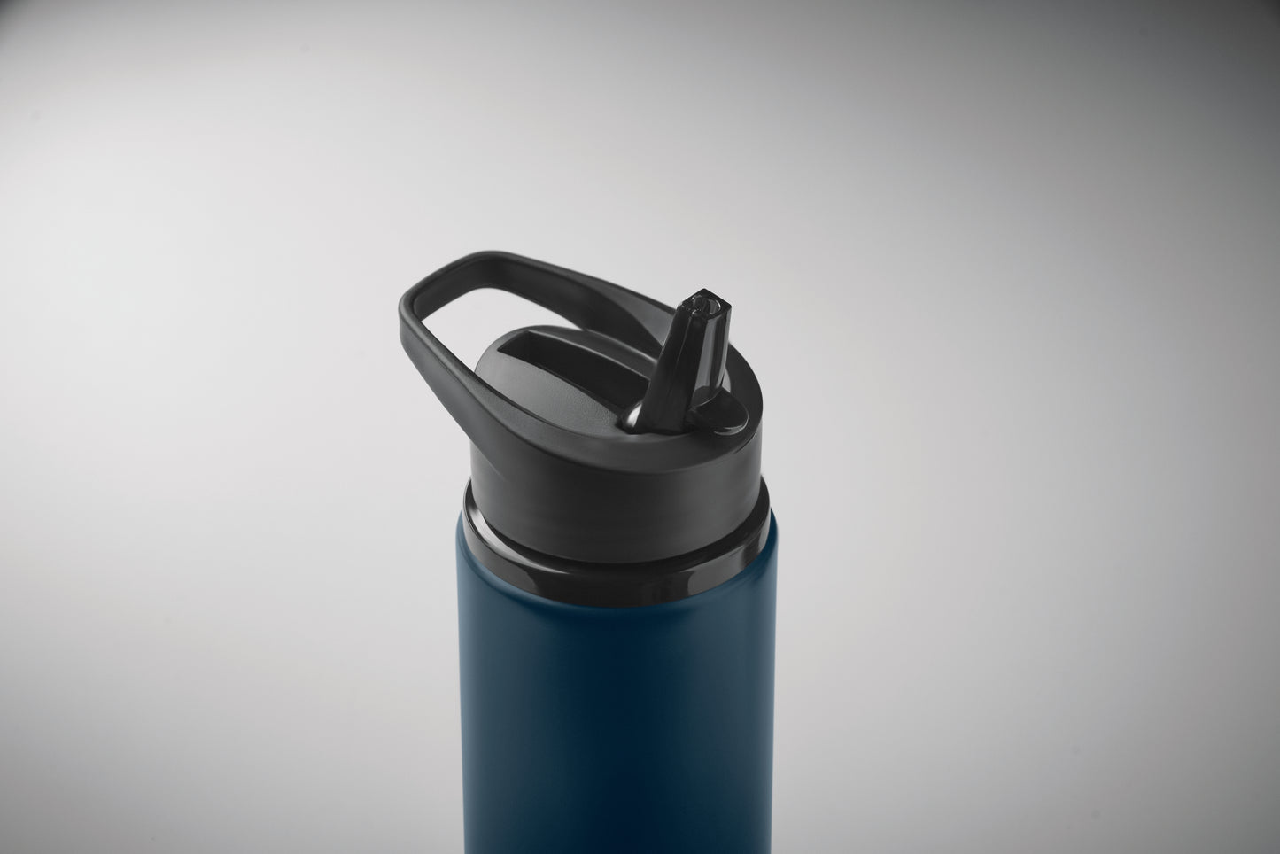 Einwandige Flasche aus recyceltem Edelstahl (90% recycelter Edelstahl und 10% Edelstahl). Klappbares