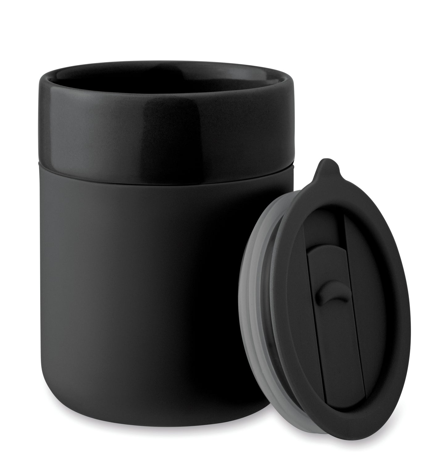 Becher aus Keramik mit abnehmbarer Silikonhülle und PP-Deckel. Füllmenge: 330 ml.