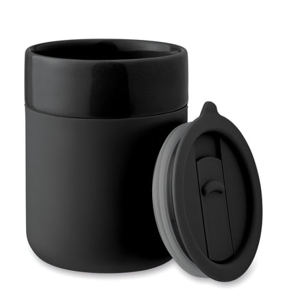 Becher aus Keramik mit abnehmbarer Silikonhülle und PP-Deckel. Füllmenge: 330 ml.