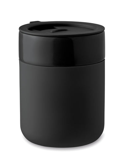 Becher aus Keramik mit abnehmbarer Silikonhülle und PP-Deckel. Füllmenge: 330 ml.