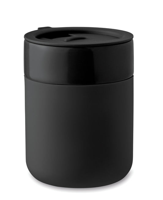 Becher aus Keramik mit abnehmbarer Silikonhülle und PP-Deckel. Füllmenge: 330 ml.