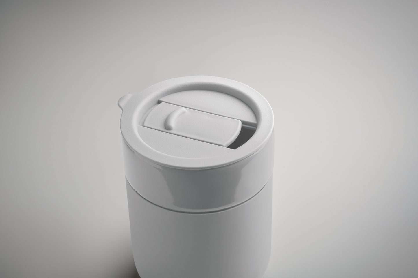 Becher aus Keramik mit abnehmbarer Silikonhülle und PP-Deckel. Füllmenge: 330 ml.