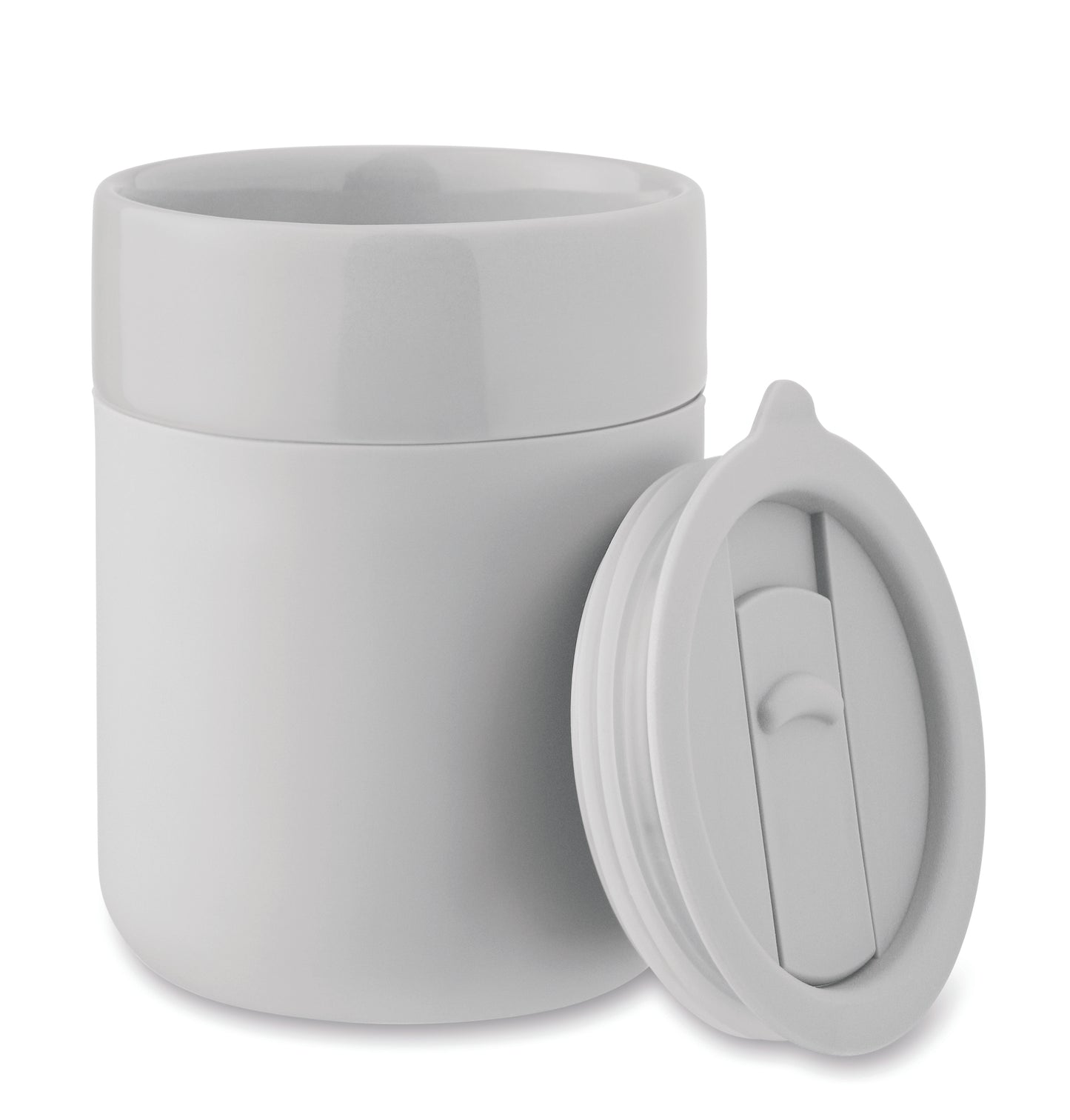 Becher aus Keramik mit abnehmbarer Silikonhülle und PP-Deckel. Füllmenge: 330 ml.