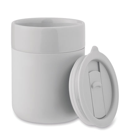 Becher aus Keramik mit abnehmbarer Silikonhülle und PP-Deckel. Füllmenge: 330 ml.