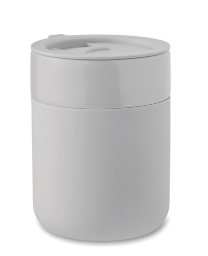 Becher aus Keramik mit abnehmbarer Silikonhülle und PP-Deckel. Füllmenge: 330 ml.