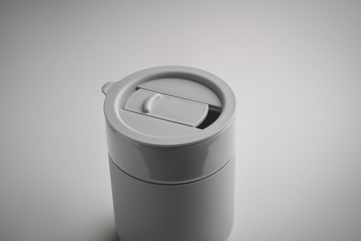 Becher aus Keramik mit abnehmbarer Silikonhülle und PP-Deckel. Füllmenge: 330 ml.