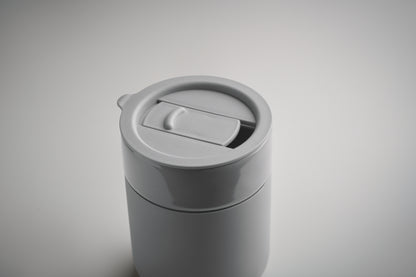 Becher aus Keramik mit abnehmbarer Silikonhülle und PP-Deckel. Füllmenge: 330 ml.
