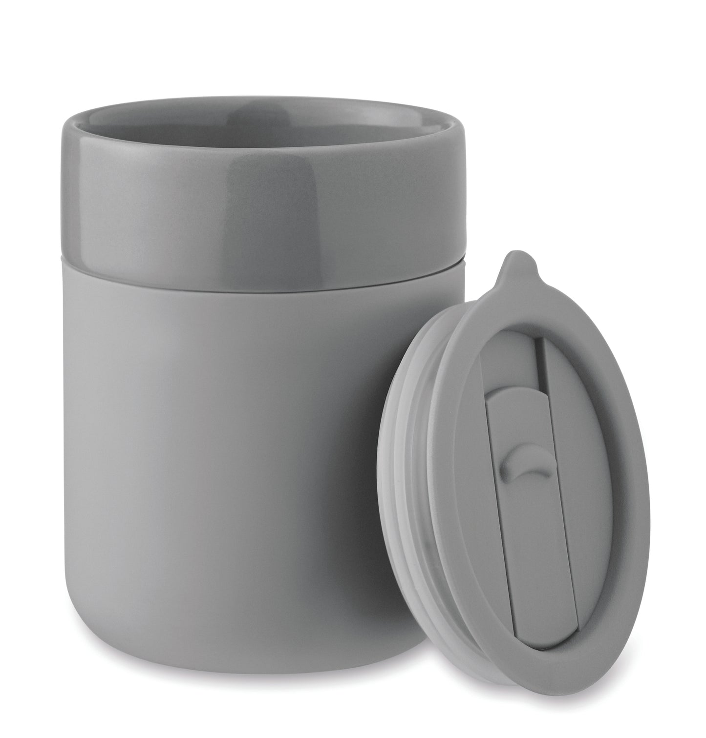 Becher aus Keramik mit abnehmbarer Silikonhülle und PP-Deckel. Füllmenge: 330 ml.
