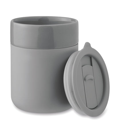 Becher aus Keramik mit abnehmbarer Silikonhülle und PP-Deckel. Füllmenge: 330 ml.