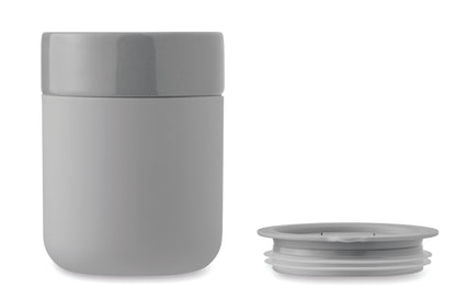 Becher aus Keramik mit abnehmbarer Silikonhülle und PP-Deckel. Füllmenge: 330 ml.