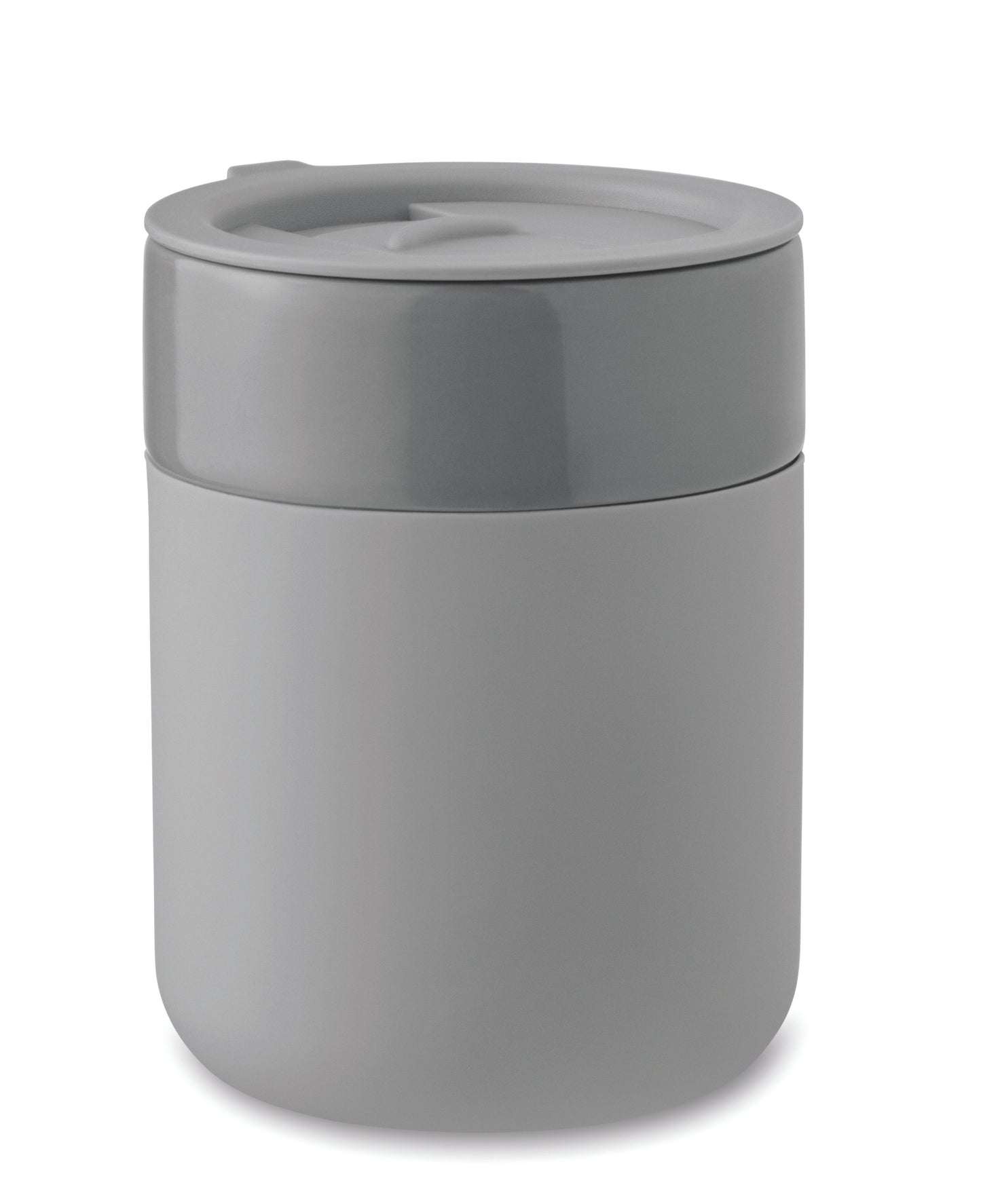Becher aus Keramik mit abnehmbarer Silikonhülle und PP-Deckel. Füllmenge: 330 ml.