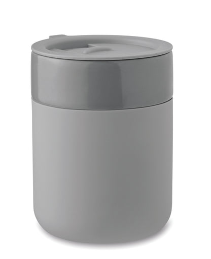 Becher aus Keramik mit abnehmbarer Silikonhülle und PP-Deckel. Füllmenge: 330 ml.