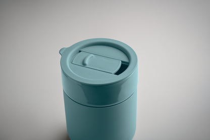 Becher aus Keramik mit abnehmbarer Silikonhülle und PP-Deckel. Füllmenge: 330 ml.