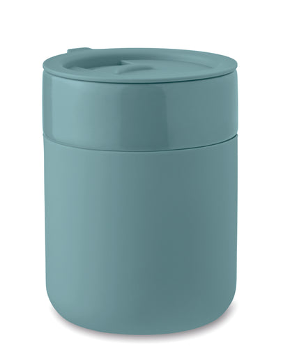 Becher aus Keramik mit abnehmbarer Silikonhülle und PP-Deckel. Füllmenge: 330 ml.