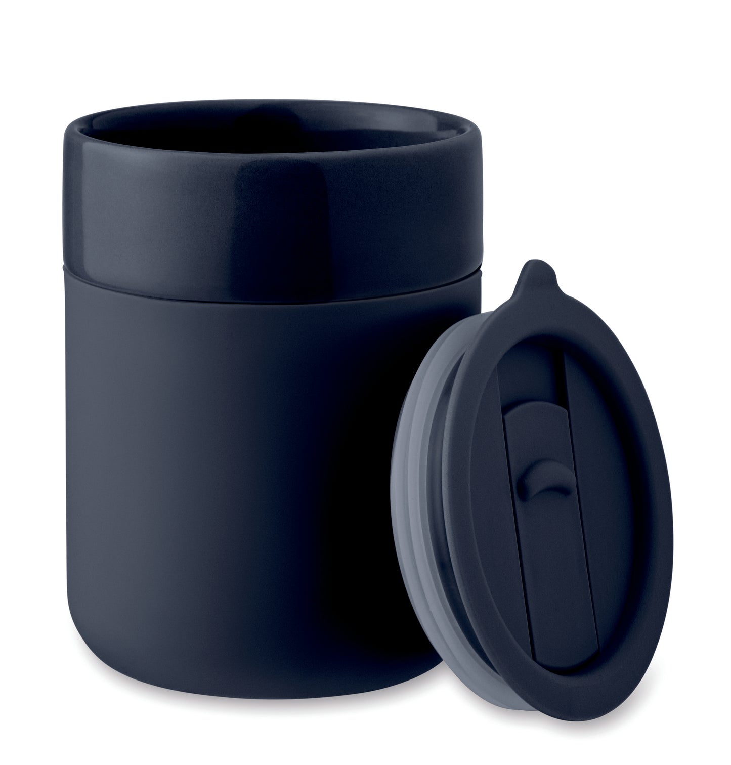 Becher aus Keramik mit abnehmbarer Silikonhülle und PP-Deckel. Füllmenge: 330 ml.